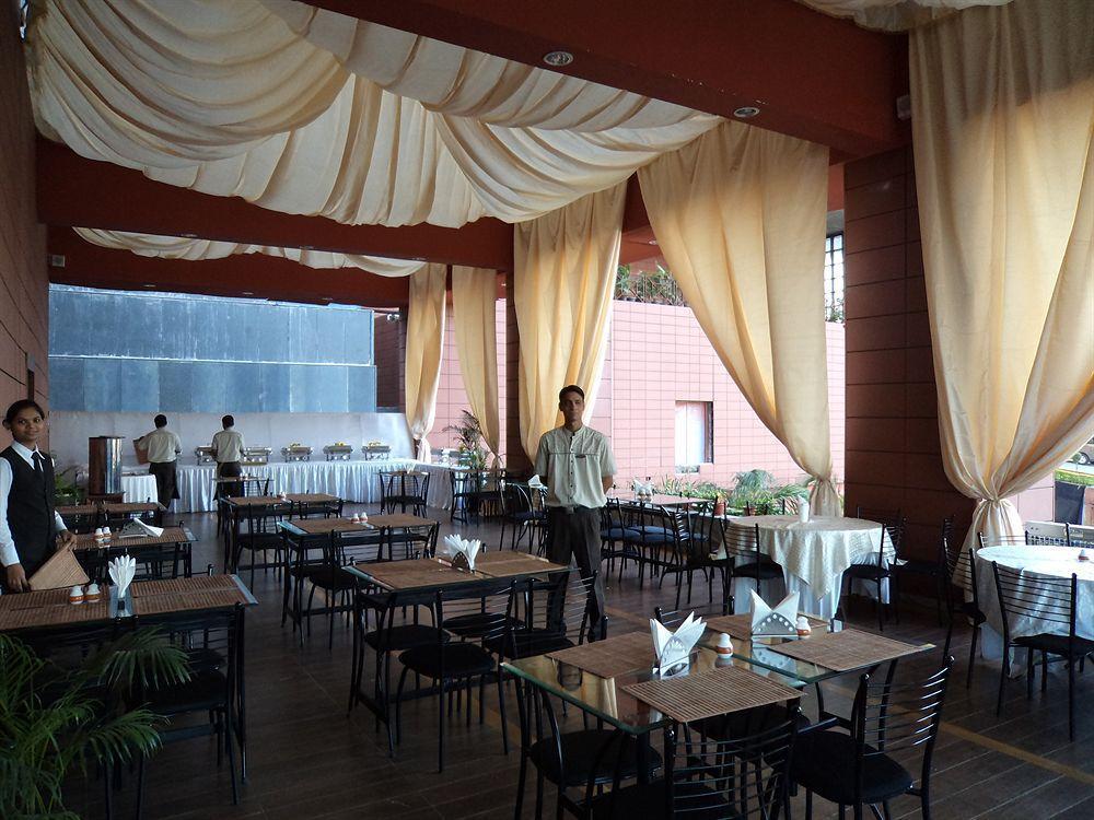 Vits Hotel ปูเน่ ภายนอก รูปภาพ